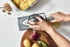 Mandoline De Buyer Kobra noire avec poussoir