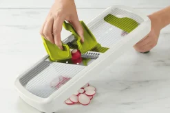 Mandoline Joseph Joseph Multi-Grip Plus avec poussoir et poignée pliante