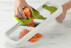 Mandoline Joseph Joseph Multi-Grip Plus avec poussoir et poignée pliante