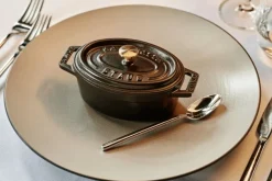 Mini cocotte Staub ovale en fonte émaillée noir mat 11cm