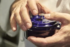 Mini cocotte Staub ronde en fonte émaillée bleu intense 10cm