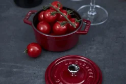 Mini cocotte Staub ronde en fonte émaillée cerise 10cm