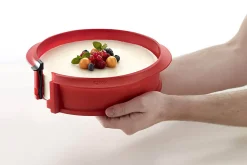 Moule à manqué démontable Lékué 23cm en silicone rouge + assiette en céramique
