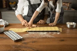 Moule à raviolis Marcato Classic 24 empreintes carrées + mini rouleau en bois
