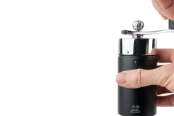 Moulin à muscade à manivelle Peugeot Isen en inox et bois de hêtre noir mat 15cm