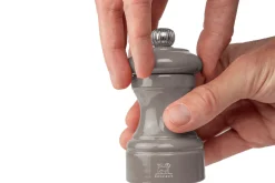 Moulin à poivre manuel Peugeot Bistro en bois de hêtre laqué gris taupe 10cm