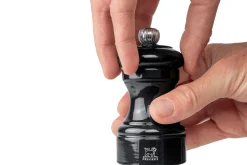 Moulin à poivre manuel Peugeot Bistro en bois de hêtre laqué noir 10cm