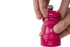 Moulin à poivre manuel Peugeot Bistro en bois de hêtre laqué rose bonbon 10cm