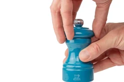 Moulin à poivre manuel Peugeot Bistro en bois de hêtre laqué bleu pacifique 10cm