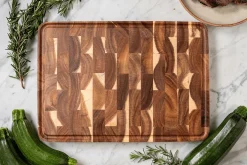 Planche à découper Wusaki bois d'acacia damier pieds antidérapants 35 x 25 x 2,5cm