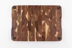 Planche à découper Wusaki bois d'acacia damier pieds antidérapants 35 x 25 x 2,5cm