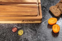 Planche à découper Wusaki en acacia double face avec rigoles 41x31cm