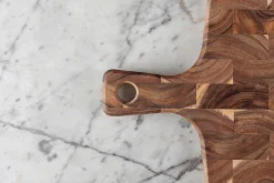 Planche à découper Wusaki en bois d'acacia damier avec poignée 41 x 22 x 2cm