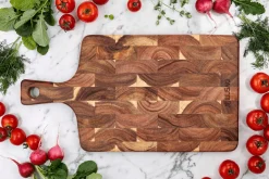 Planche à découper Wusaki en bois d'acacia damier avec poignée 41 x 22 x 2cm
