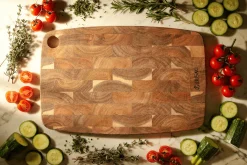 Planche à découper Wusaki en bois d'acacia damier 35 x 24 x 2cm