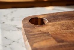 Planche à découper Wusaki en bois d'acacia damier 35 x 24 x 2cm