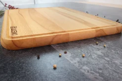 Planche à découper Wusaki en bois de hêtre certifié FSC avec rigole - 40 x 30 x 1,9 cm