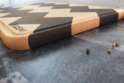 Planche à découper Wusaki en bois de hêtre thermo-traité certifié FSC avec rigole - 40 x 30 x 1,9 cm