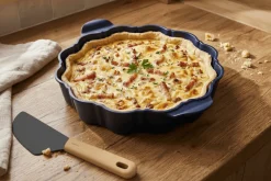 Plat à tarte Cookut Le Formidable avec coupe-tarte myrtille