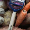 Éplucheur Opinel T-Duo bleu double lames microdentée et julienne manche en hêtre