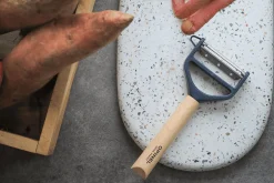 Éplucheur Opinel T-Duo bleu double lames microdentée et julienne manche en hêtre