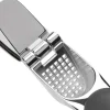 Presse-ail OXO avec brosse à picots intégrée