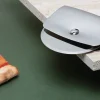 Roulette à pizza Alessi Taio tout en inox design par Valerio Sommella