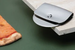 Roulette à pizza Alessi Taio tout en inox design par Valerio Sommella