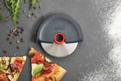 Roulette à pizza Joseph Joseph Disc gris et rouge
