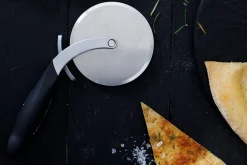 Roulette à pizza Microplane à double tranchant avec couvercle pique-pâte amovible