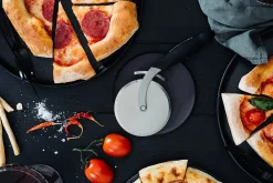 Roulette à pizza Microplane à double tranchant avec couvercle pique-pâte amovible
