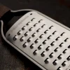Râpe Microplane Master extra gros grains manche en noyer