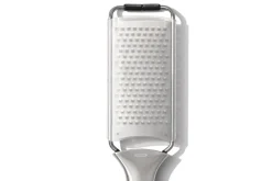 Râpe moyenne OXO Steel en acier inoxydable avec étui de protection