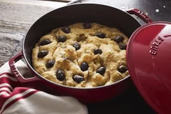 Sauteuse Staub Chistera en fonte émaillée cerise