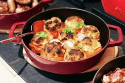 Sauteuse Staub Chistera en fonte émaillée cerise