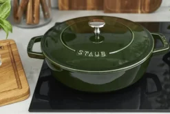 Sauteuse Staub Chistera en fonte émaillée basilic
