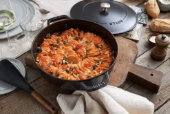 Sauteuse Staub Chistera en fonte émaillée noir mat