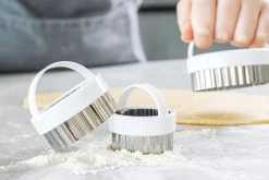 Set de 3 emporte-pièces cannelés KitchenCraft en inox avec poignées