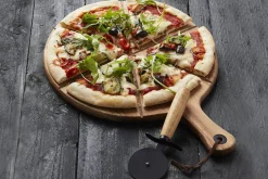 Set spécial pizza Point Virgule avec roulette à pizza et planche à servir en acacia