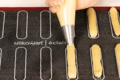 Tapis de cuisson Silikomart éclair et choux en silicone professionnel et fibres de verre micro-perforées 30x40cm