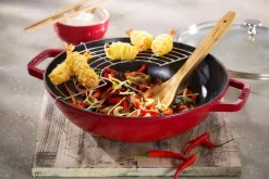 Wok Staub 30cm cerise en fonte émaillée avec couvercle en verre et grille en inox